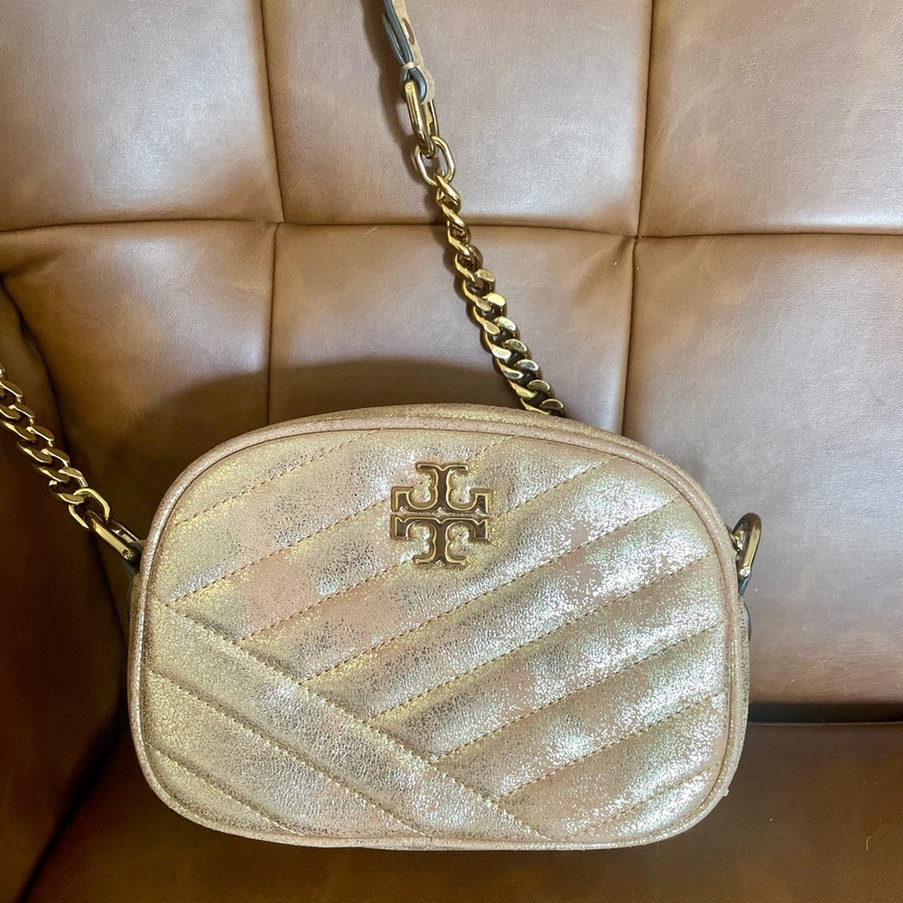 ❣️❣️HOST PICK❣️❣️Tory Burch Kira chevron gold metallic small camera bag